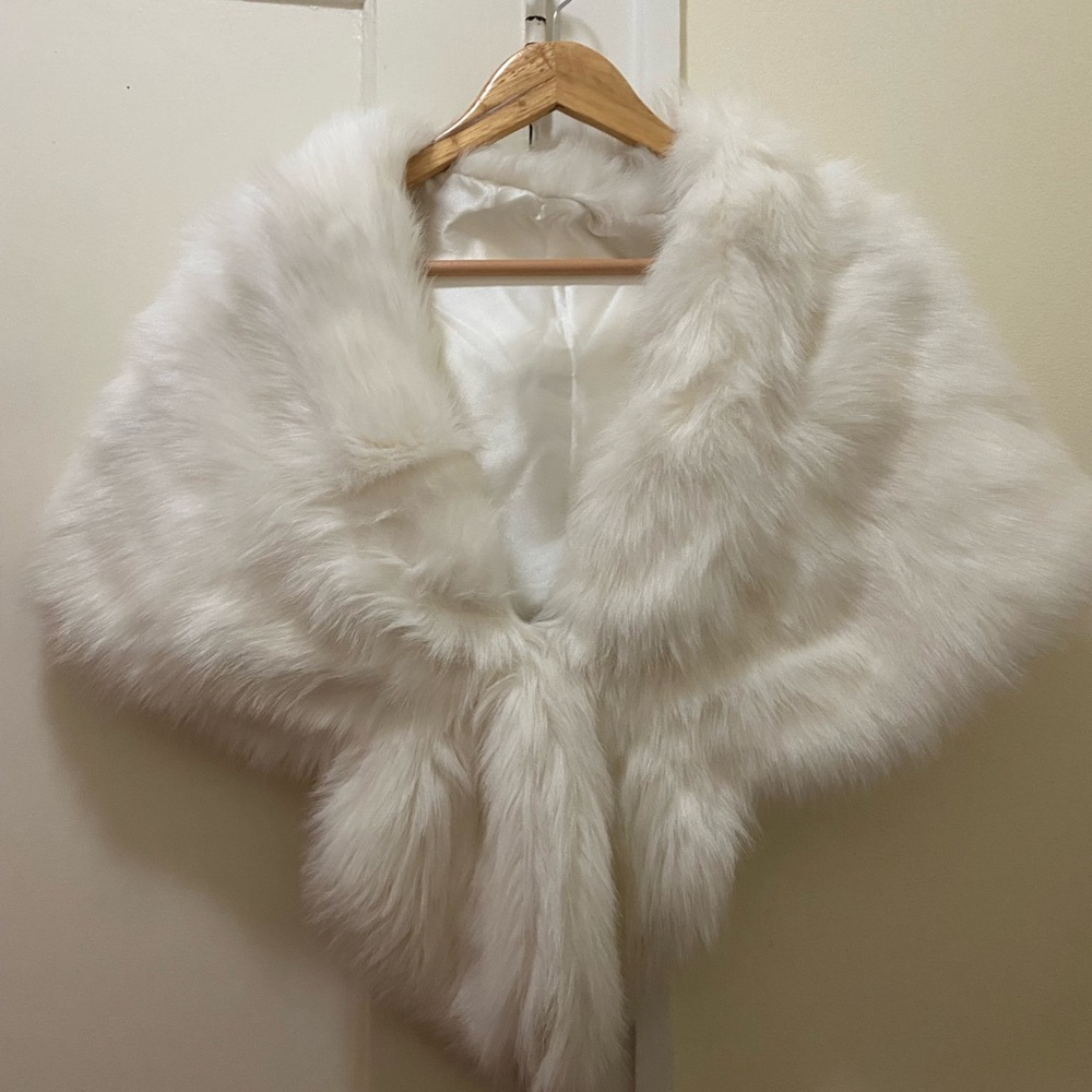 Women’s Faux Fur Shawl